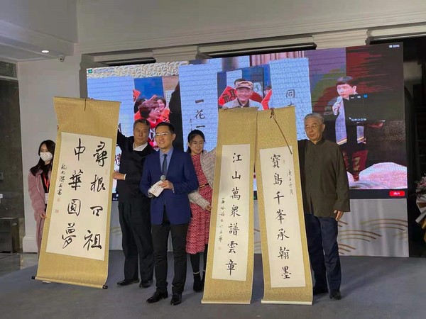 两岸书法家展示互赠的墨宝，表达对同胞的深情和希望两岸关系和平发展的共同心愿?！⌒掭?摄