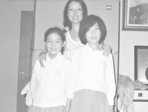 三毛与陈天慈、陈天恩姐妹俩。受访者供图