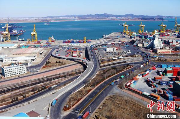 资料图：大连港大窑湾汽车码头。　姜迎昕 摄