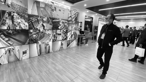 一位参观者在观察云南经贸外事学院的食品安全显示屏本报记者　顾磊　摄