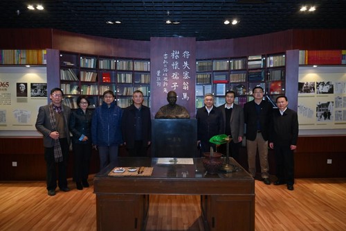 ▲调研团队在人民教育出版社社史馆的叶圣陶展区合影留言