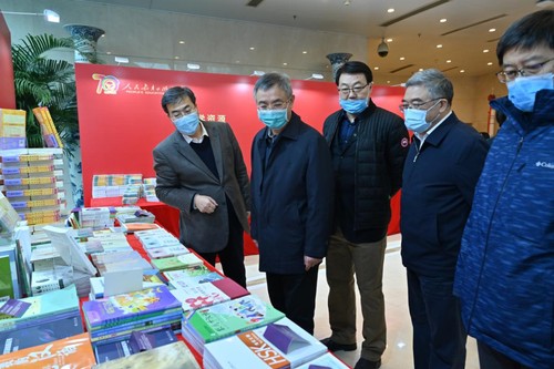 ▲调研团队参观人教社70年精品出版物展