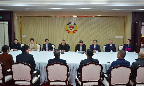 图为市政协副主席刘国学出席揭牌仪式，市政协秘书长郭业山主持。