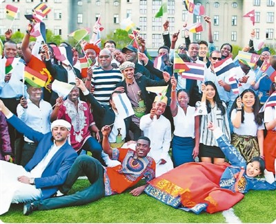 来自“一带一路”国家的留学生占在华留学生总数的一半以上。图为哈尔滨工程大学外国留学生毕业联欢留影。