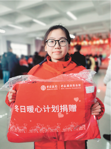 淳化县官庄学区小学生收到新羽绒服 中银供图