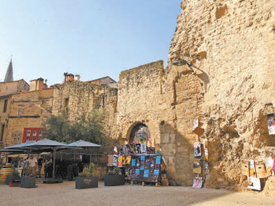 1法国阿维尼翁老城的建筑得到了细心?；?，同时这片区域也修建了无障碍通道、各类商店和饭馆等，满足附近民众的生活需求。图为旧城墙附近的一家小餐馆。记者 刘玲玲摄