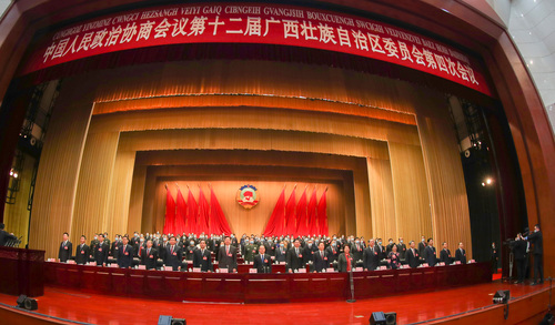 齐声高唱国歌。覃文宇摄