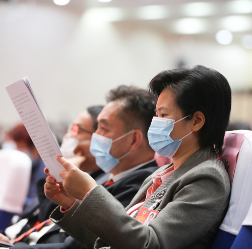 委员们认真听取报告。覃文宇摄