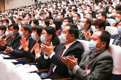 委员们对大会召开报以热烈的掌声。覃文宇摄