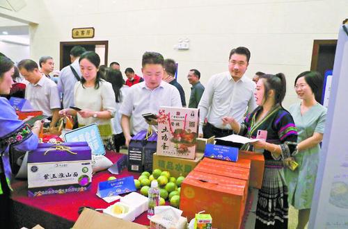 自治区政协委员、各界爱心人士踊跃釆购扶贫特色产品。