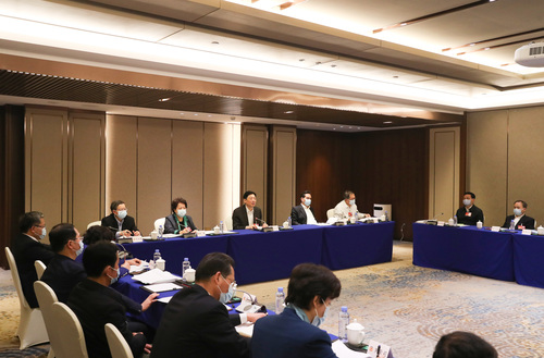 1月20日下午，广西壮族自治区政协党组书记、十二届四次会议临时党委书记孙大伟参加讨论常委会工作报告和提案工作情况报告。覃文宇摄