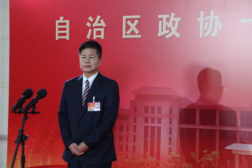 广西壮族自治区政协委员、自治区环?？蒲性航淌诩陡呒豆こ淌υ闱?nbsp;肖亮升摄