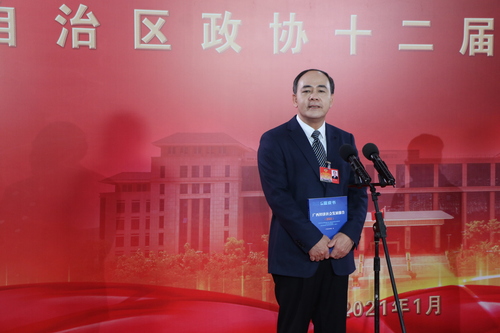 广西壮族自治区政协委员、广西社科院院长陈立生 肖亮升摄