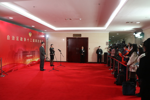 广西壮族自治区政协十二届四次会议首场“委员议事”集中采访  肖亮升摄