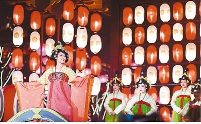 1演员在西安大唐不夜城步行街表演。新华社记者 张博文摄