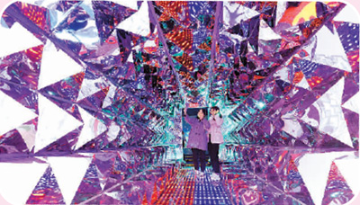 2游客在河北邯郸天保寨景区“3D星空体验馆”拍照。郝群英摄（人民视觉）