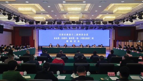 广西壮族自治区政协十二届四次会议农业界、妇联界、教育界一组、少数民族界二组联组讨论会场。 覃文宇摄