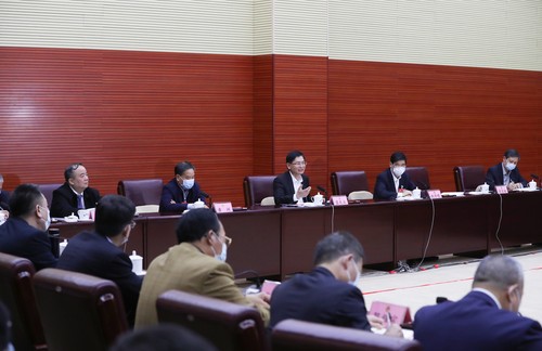 广西壮族自治区政协十二届四次会议经济界一组、工商联、科协、科技界二组联组讨论会场。 覃文宇摄