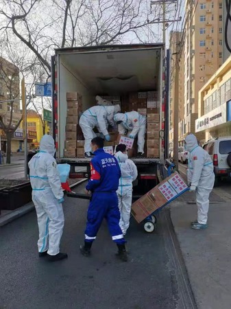 石家庄蓝天救援队志愿者搬运捐赠物资