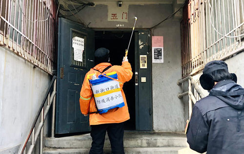 北草厂社区工作人员正在进行楼道消杀工作。人民网 王紫摄