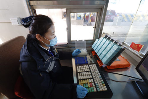 北京西红门收费站岗亭内。人民网 鄂智超摄