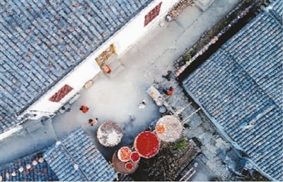 　石台县画坑村民组，徽派古民居与村民晾晒的农作物相互映衬。王闽摄（人民图片）