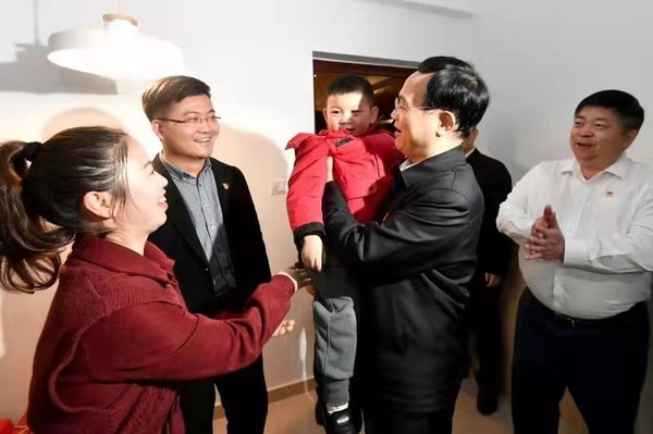 林宝金慰问2020年市引进生纪浩鹏一家。