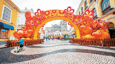 　澳门议事亭前地的新春灯饰。