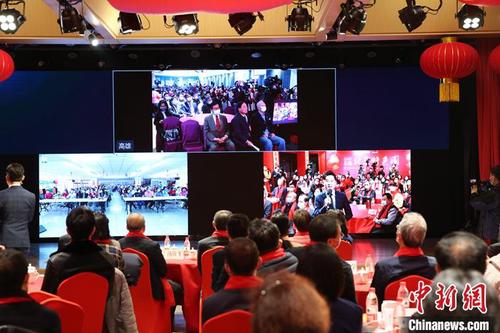 2月25日，“2021年高雄·北京特色周暨2021年京台社区云聚首·元宵节主题活动”在北京举办。北京、高雄两地社区居民，通过大屏幕，共同演出节目，迎接即将到来的元宵佳节。图为北京现场进行的视频连线。 中新社记者 刘大炜 摄