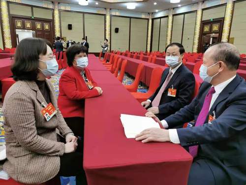 谢尚果、戴铭、黄晓娟、杜丽群4位委员会后坐在一起，畅谈现场聆听习近平总书记看望医药卫生界教育界委员并发表重要讲话的体会。李芳林 摄