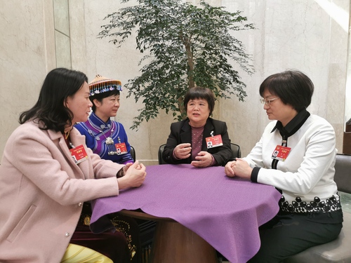 杜丽群委员与杨远艳、韦震玲、梁琰委员一起分享现场聆听习近平总书记看望医药卫生界教育界委员并发表重要讲话的感受。李芳林 摄