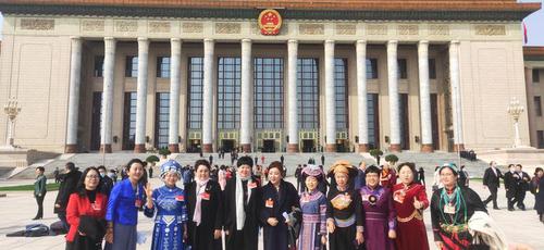 祝妇女委员三八妇女节快乐！ 特邀委员记者 许进摄