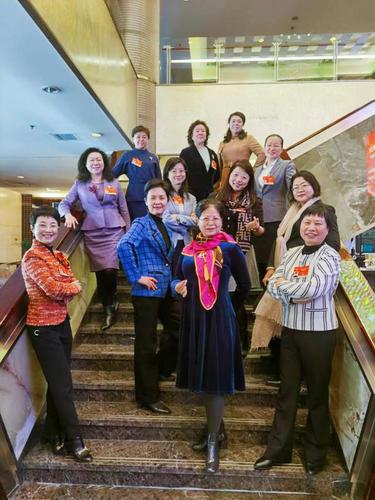 3月8日，两会期间，无党派界别女委员们聚在一起，合影留念，祝福全国各条战线上的姐妹们“三八国际妇女节”。