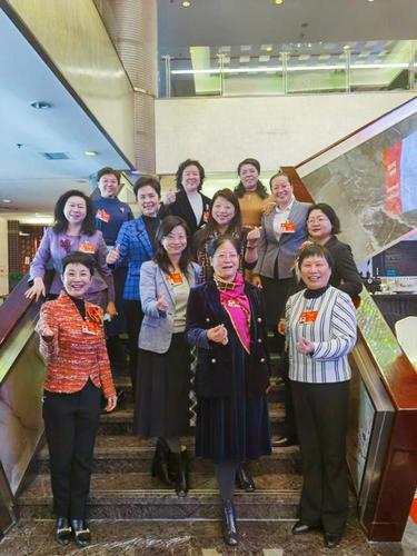 3月8日，两会期间，无党派界别女委员们聚在一起，合影留念，祝福全国各条战线上的姐妹们“三八国际妇女节”。特约委员，记者甄贞拍摄