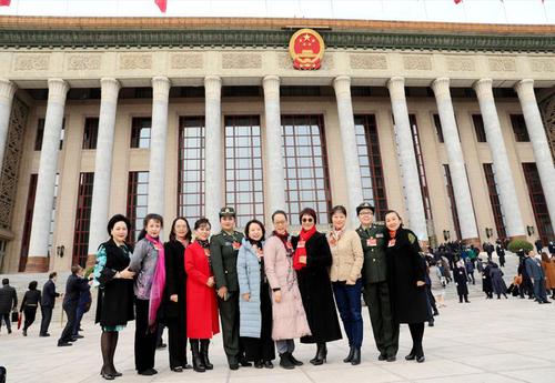 文艺界委员展风采 3月7日，全国政协十三届四次会议第二次全体大会会后，籍薇、金萍、卢永琇、李瑛、郭瓦?加毛吉、刘月宁、奚美娟、董圆圆、盛小云、陈力、龙倩（从左至右十一位委员）一起开心合影，迎接第二天妇女节的到来。 特邀委员记者 王建国 摄