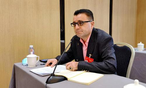 在少数民族界小组讨论会上，来自新疆的塔吉克族、玉克赛克?西加艾提委员动情讲述脱贫攻坚工作过程中的感人故事，他说：“今年是他担任委员第四年，也是他驻村扶贫第四年！” 特邀委员记者 茸芭莘那摄