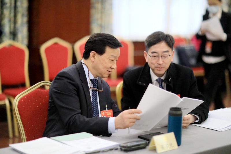 黄宇光委员（左）与高永文委员，就国民经济和社会发展“十四五”规划和二〇三五年远景目标纲要草案进行交流。 特邀委员记者 徐凤芹摄