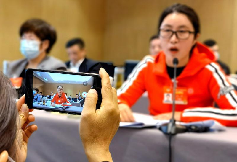 小组讨论会上，云南省卫生健康委主任杨洋委员就总书记看望医疗卫生界、教育界委员时的讲话进行了发言。 特邀委员记者 茸芭莘那摄