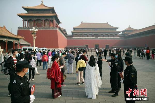 资料图：2020年5月1日，游客排队准备进入故宫博物院。 中新社记者 盛佳鹏 摄