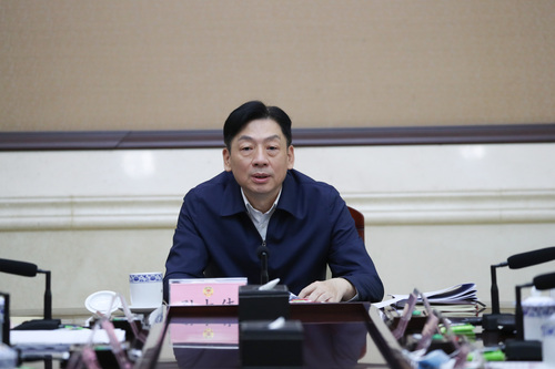 广西壮族自治区政协主席、党组书记孙大伟主持会议并讲话   覃文宇 摄