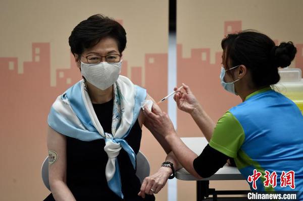 3月22日上午，香港特区行政长官林郑月娥在特区政府总部接种第二剂科兴新冠疫苗。中新社记者 李志华 摄　李志华　摄