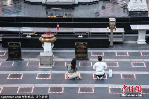 资料图：当地时间2020年12月26日，泰国，泰国政府对曼谷的百货商店和其他地方采取了新冠疫情期间的社交新措施。图片来源：SIPAPHOTO