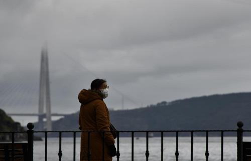 4月5日，一名行人在土耳其伊斯坦布尔的海边行走。（新华社记者徐速绘摄）