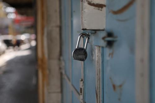 4月2日，约旦河西岸城市希伯伦的店铺大门紧锁。（新华社发，马蒙·沃兹沃兹摄）