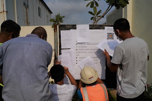 4月5日，在科伦坡港口城接种点，中国公民正在填写接种疫苗前的文件。新华社记者 唐璐 摄