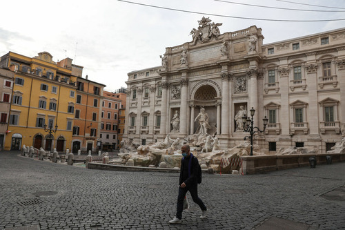 4月3日，当地居民走过意大利罗马的许愿池。新华社记者程婷婷摄