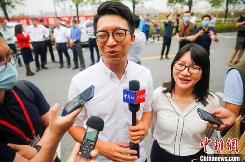 图为来自香港的广东江门鱼菜共生创业团队“90后”创始人梁立锋(左)、谭慧敏(右)近日受访?！⊥蹩?海外中心 摄