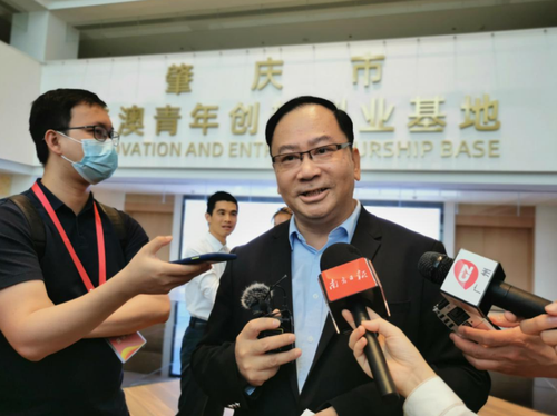 金恒资讯科技（肇庆）有限公司董事长郑伯渠正在接受采访