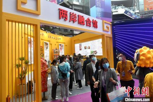 4月18日，第二十四届海峡两岸纺织服装博览会暨2021中国裤装产业品牌博览会在石狮开幕。　吕明　摄