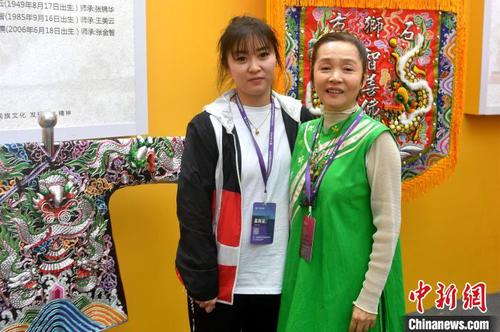 台湾设计师蔡美月(右)参加海博会?！÷烂?摄
